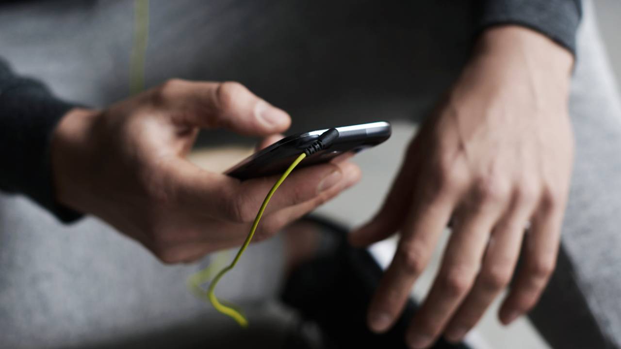 Smartphone nei minori, l'allarme della SIP: danni allo sviluppo, sonno e salute mentale