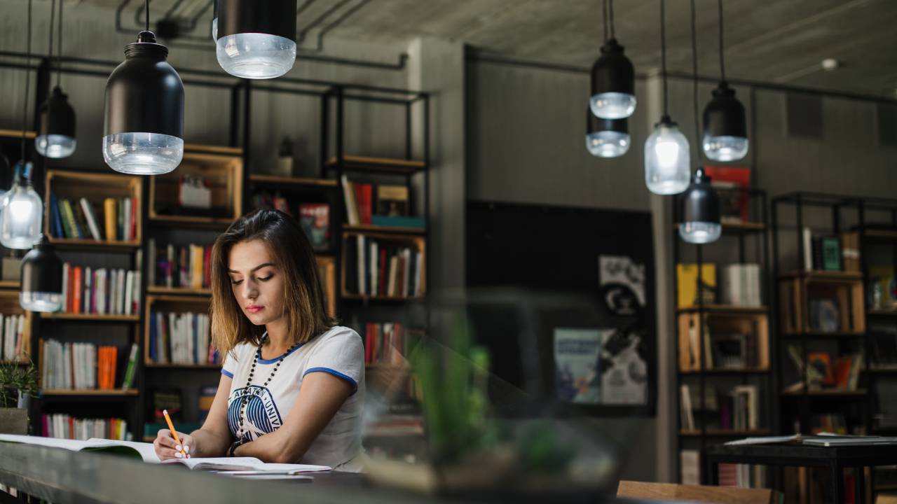 40 ore di studio a settimana in Medicina: il video virale riaccende il dibattito su burnout universitario