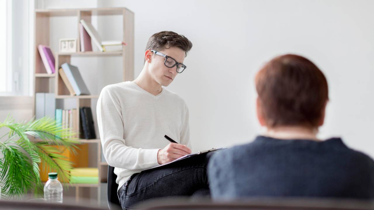 Aggressione a Trescore Balneario, docente accoltellata: Valditara stanzia 20 milioni per il sostegno psicologico