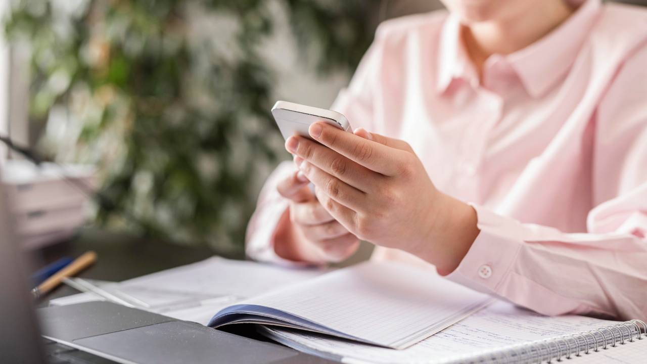 IA durante le verifiche scolastiche, seconda segnalazione: doppio smartphone e versioni di latino generate