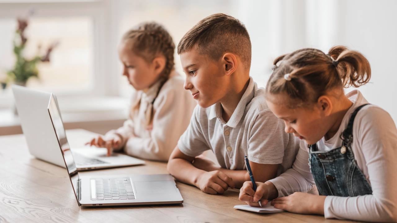 Intelligenza artificiale a scuola, primi risultati positivi dal progetto Book in Progress AI