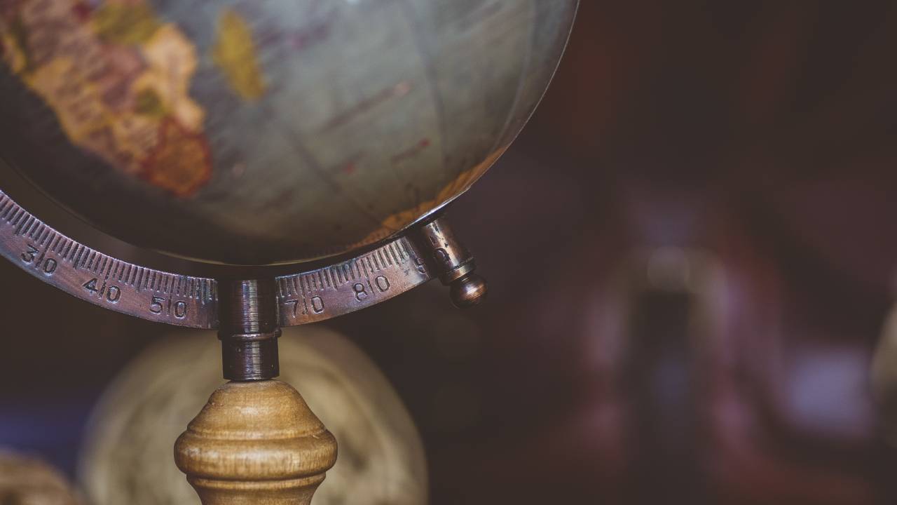 Riforma degli istituti tecnici, la geografia scompare: dimezzate le ore e cancellata nel triennio turistico