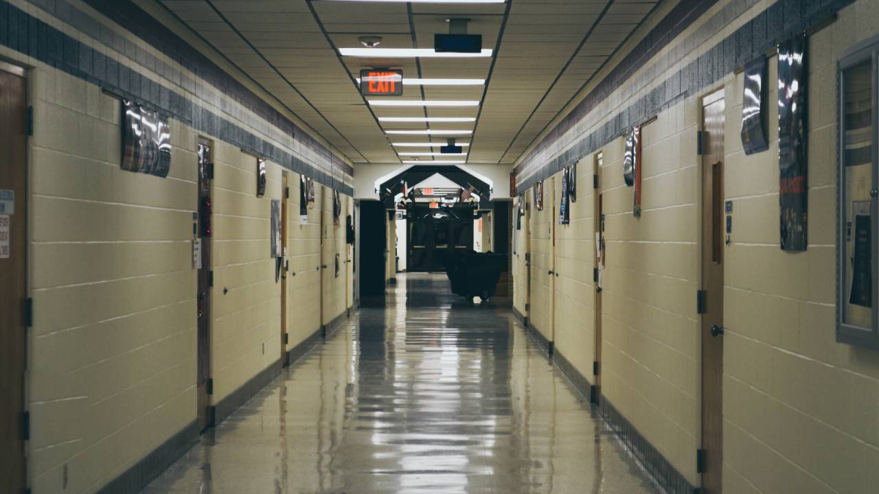 Studente con disabilità minacciato da una persona armata a scuola: indagine della procura minorile a Perugia