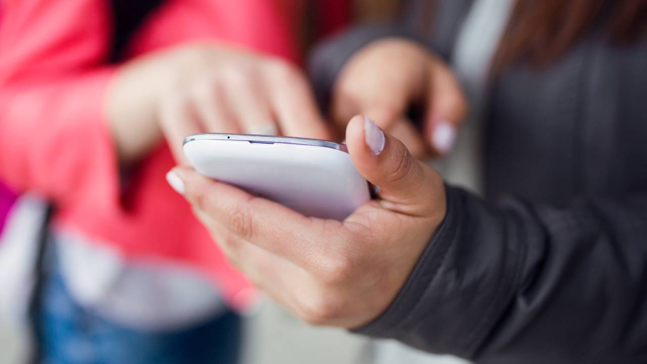 App europea per la verifica dell'età pronta: cosa cambia con il divieto dei social agli under 15