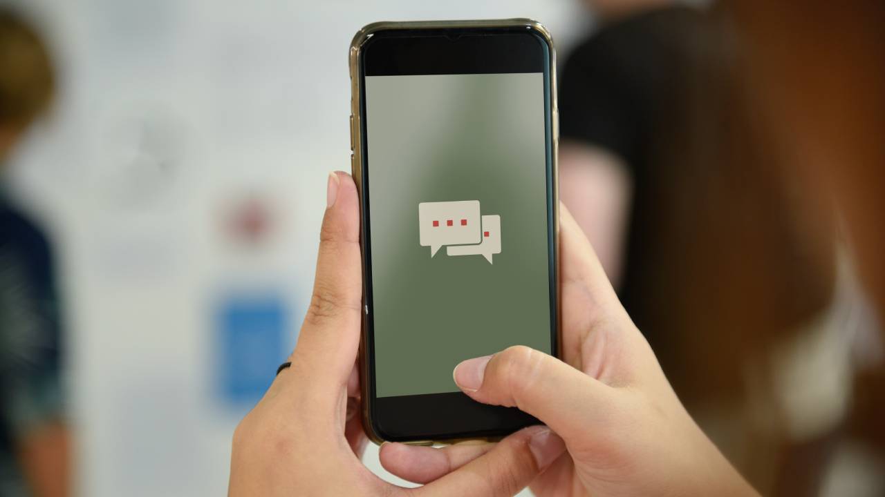 Chat di genitori e insulti ai docenti: i rischi penali e le responsabilità legali