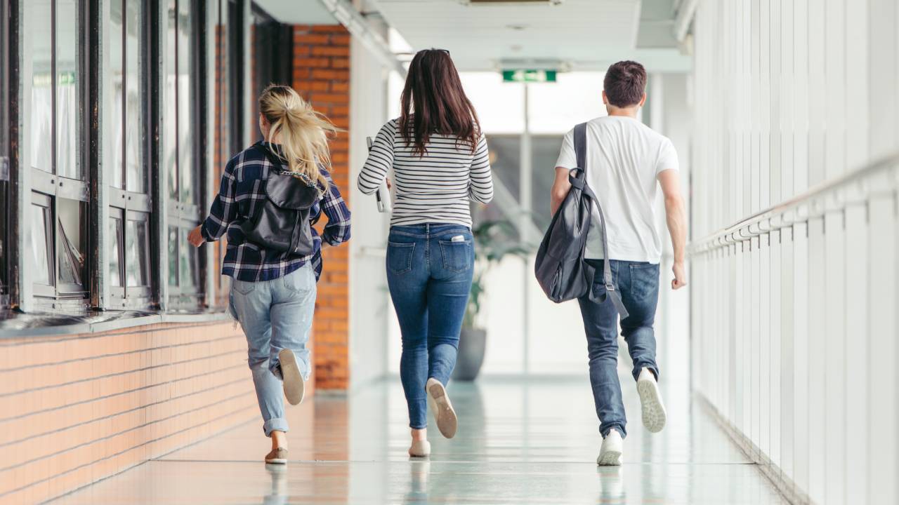 Crotone, sparatoria davanti a scuola: quattro ragazzi denunciati, indagini per emulazione «Gomorra»