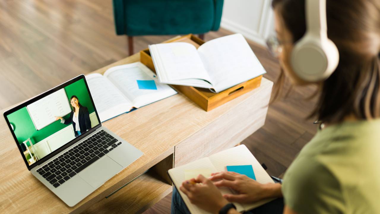 Didattica a distanza per il caro energia, il Moige dice no: cosa pensano i docenti