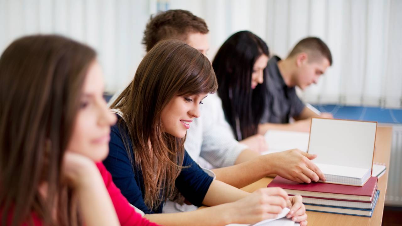 Dispersione scolastica all'8,2%, l'Italia raggiunge il target europeo cinque anni prima: IeFP duale forma 189mila giovani