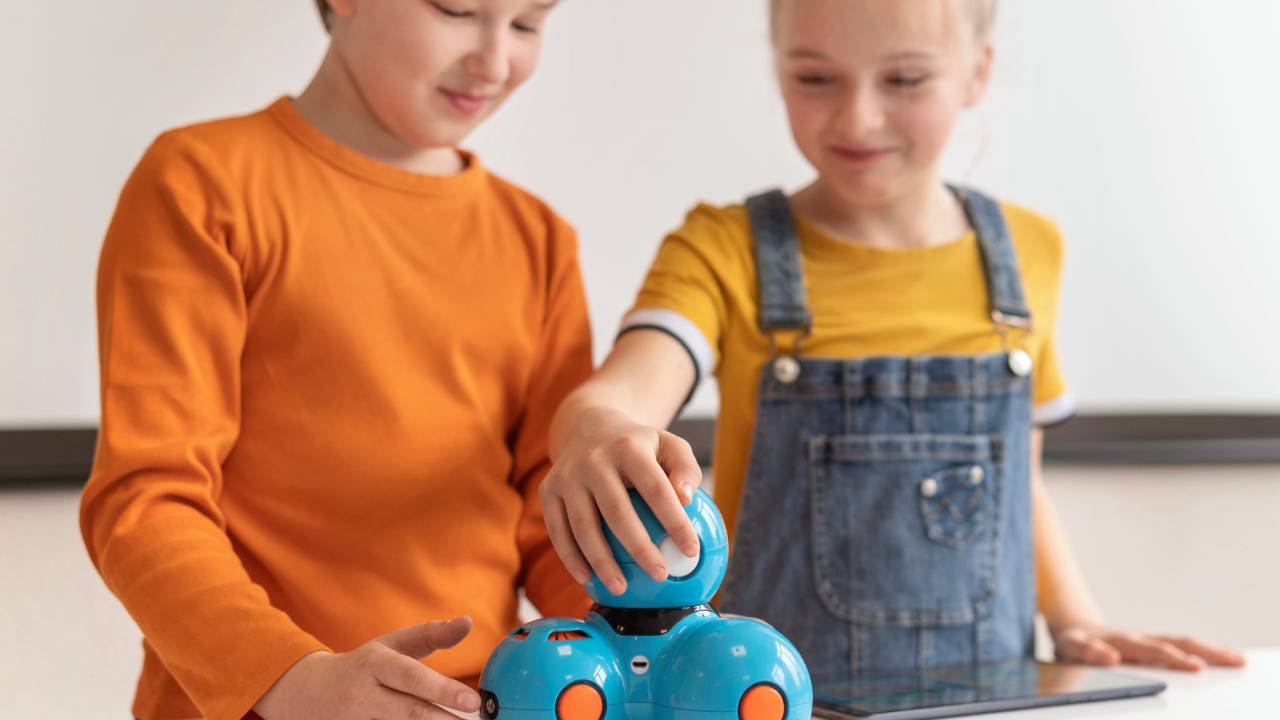 Robot sociali aumentano l'attenzione nei bambini autistici: lo studio Don Gnocchi-Politecnico