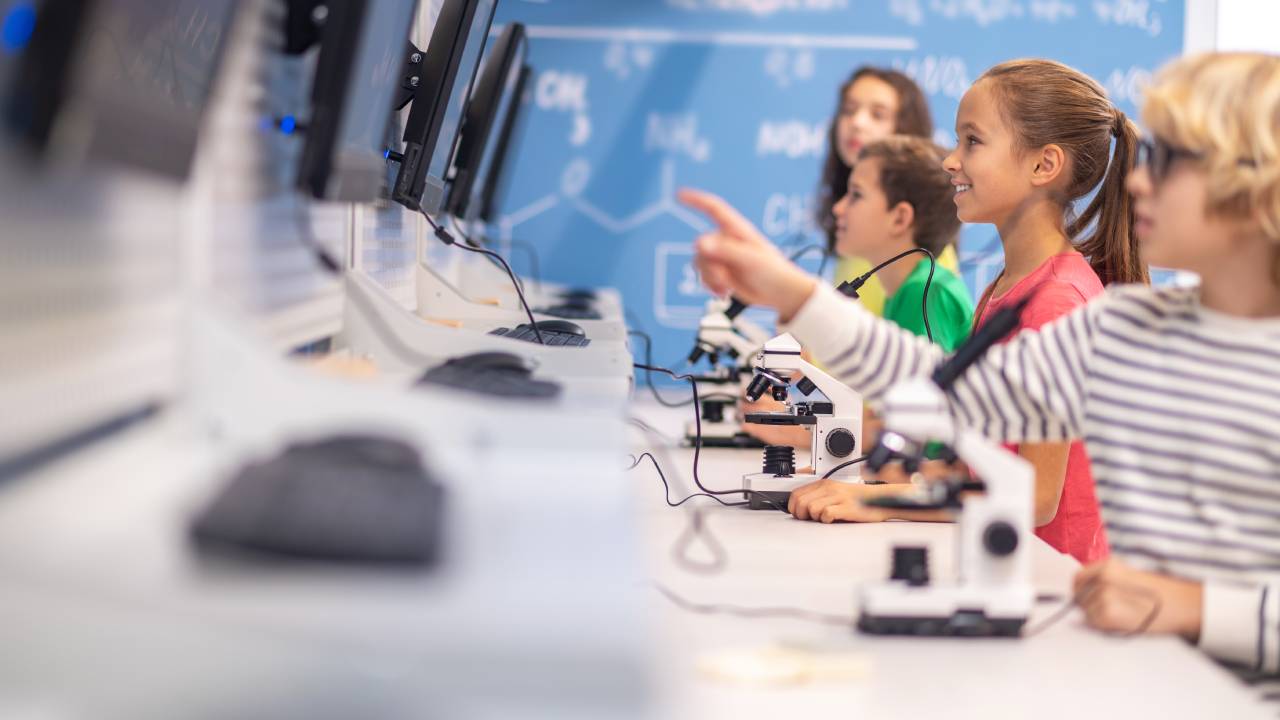 Scuole italiane e digitale: smartphone vietato nel 90% degli istituti, IA adottata dal 97%