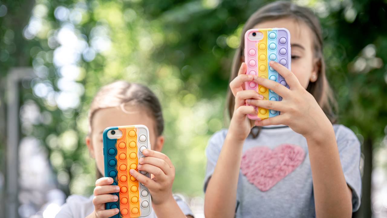 Smartphone ai minori, il divario tra teoria e pratica: a Milano la ricerca sui Patti Digitali