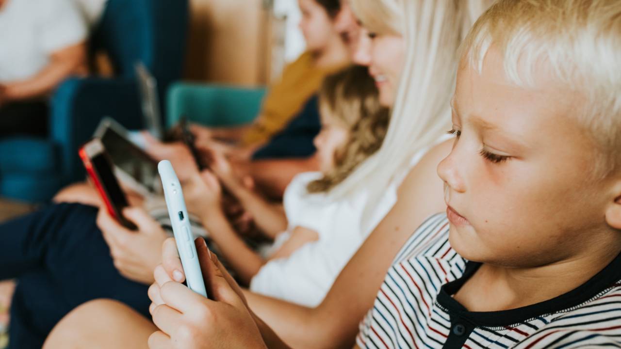 Social e minori, il ddl 1136 fermo in Senato da sei mesi: l'Italia rimane indietro