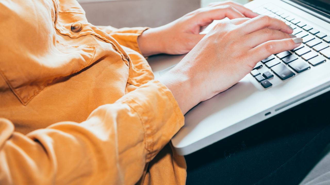 Tesi con ChatGPT, atenei in crisi: la laurea vale ancora nell'era dell'intelligenza artificiale?