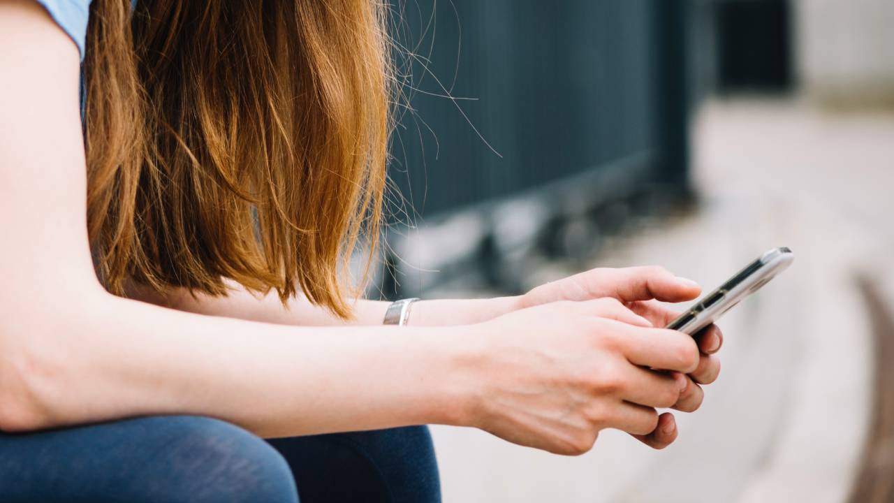 Firenze, docente aggredito davanti alla scuola: gli adolescenti riprendono tutto per i social