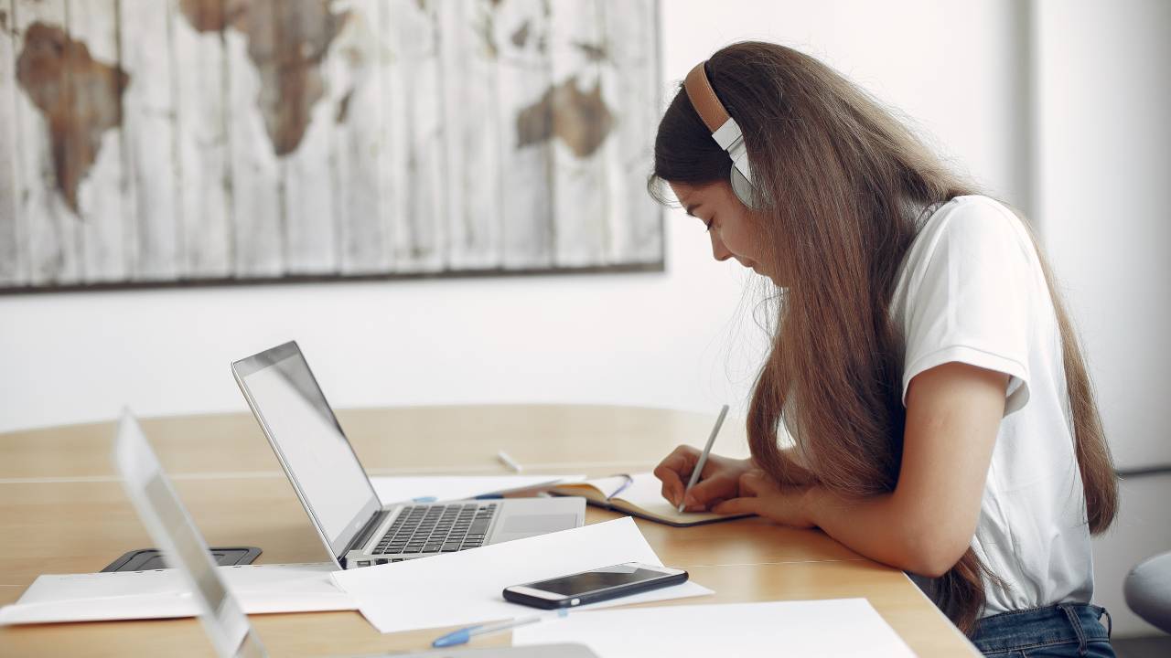 Il 97% degli studenti universitari italiani usa l'IA: lo studio Lenovo-Censuswide su tecnologia e benessere accademico
