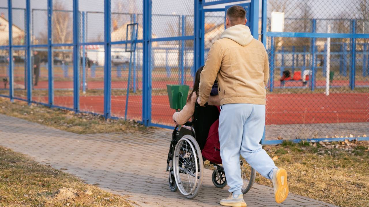 Inclusione scolastica 2024/25, 377mila alunni con disabilità: più docenti ma la discontinuità rimane il problema