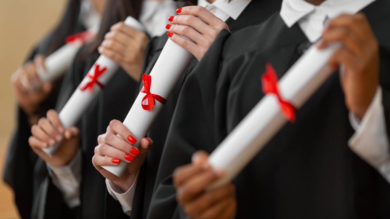 Italia, solo il 31,6% dei giovani ha la laurea: fuga di 21mila talenti all'estero