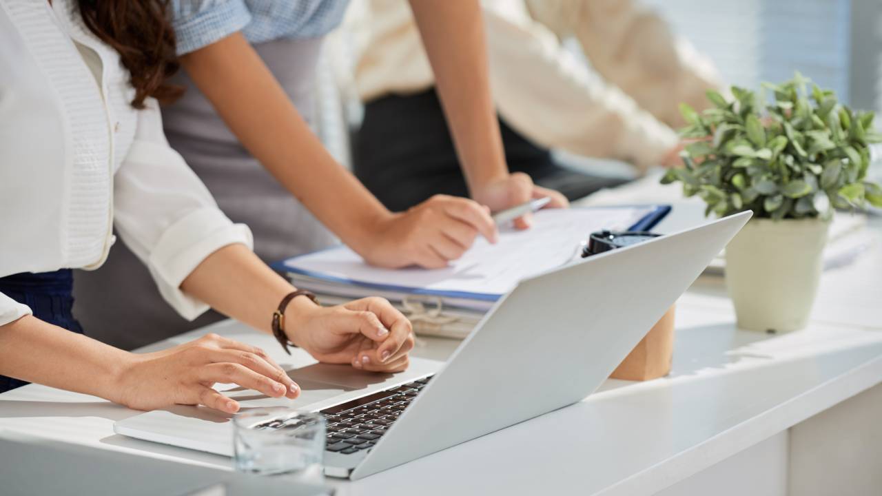 Rapporto Istat 2026, la laurea protegge dal lavoro povero: ma la mobilità sociale crolla tra i Millennials