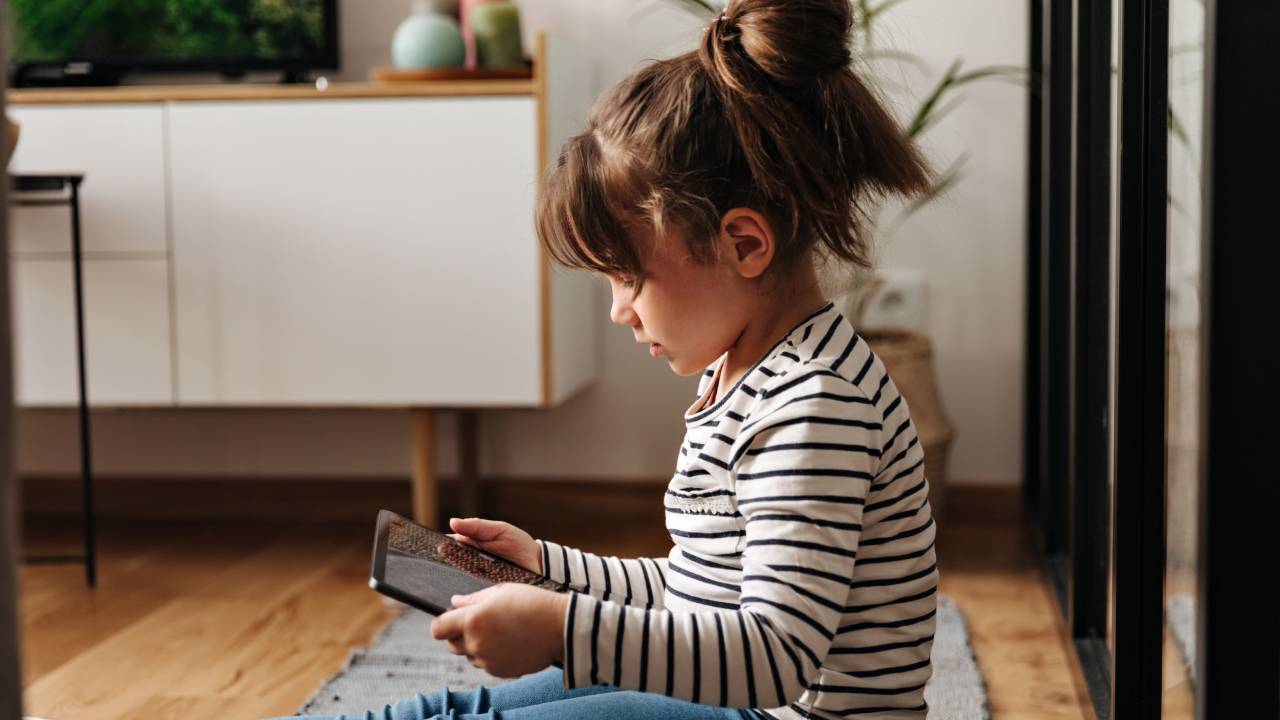 Salute mentale nei bambini, l'allarme sulla tecnoferenza: smartphone riduce legame madre-figlio