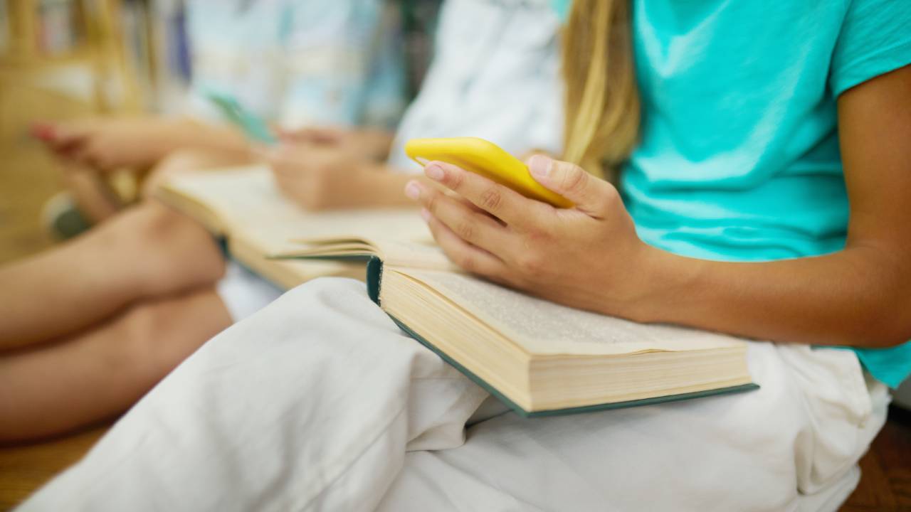 Smartphone in classe, il 66,7% dei genitori chiede il divieto: il paradosso del Censis 2026
