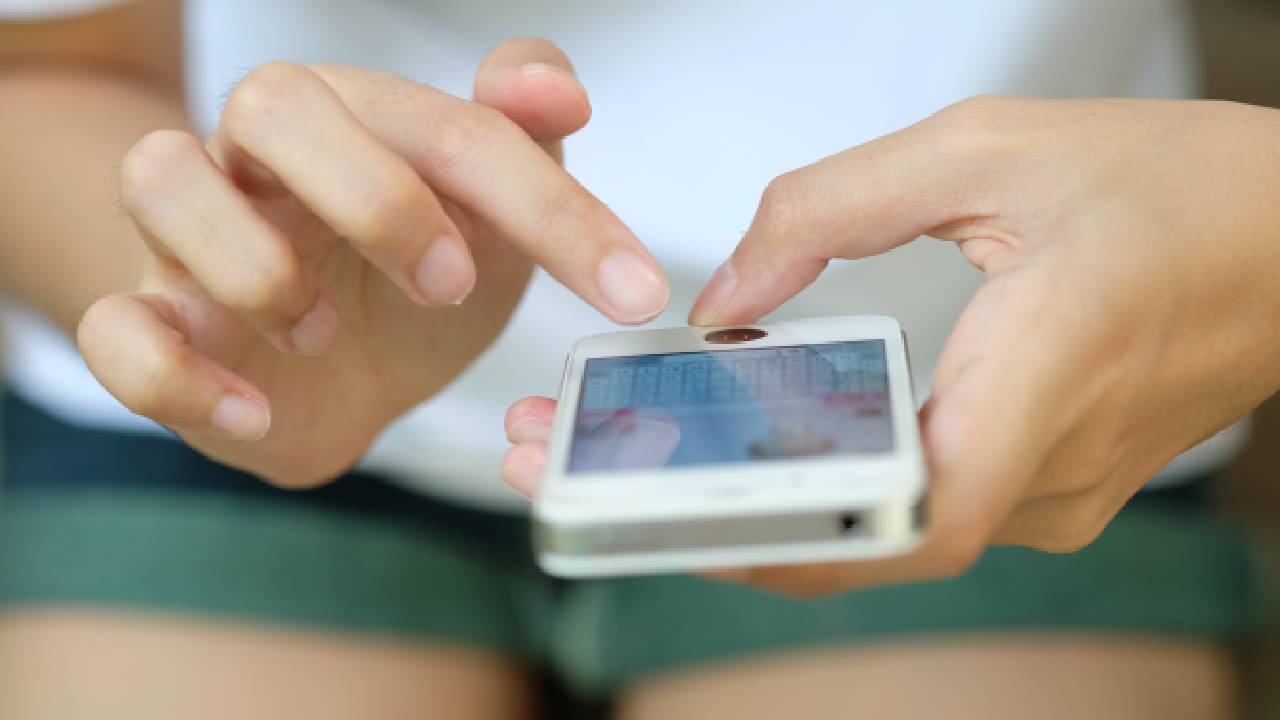 Francia vieta i social ai minori di 15 anni dal 1° settembre: come funziona il controllo dell'età