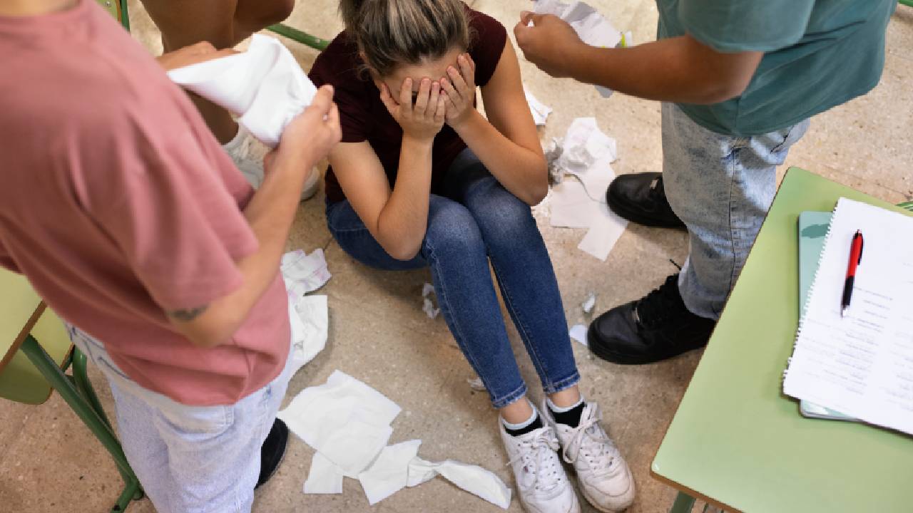 Latina, questore ammonisce tre studentesse per mesi di bullismo: minacce, isolamento e controllo dei social