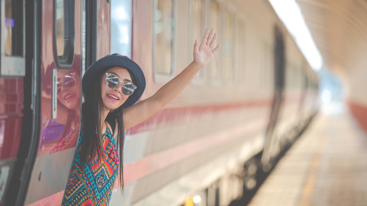 Maturità 2026, le mete dopo l'esame: Trainline rivela il boom di prenotazioni verso Bari, Lecce e Rimini