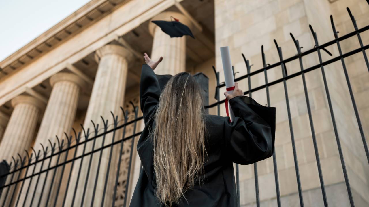 Milano-Bicocca e Bolzano, le università dove si laurea prima: ma a Bolzano l'alloggio costa caro