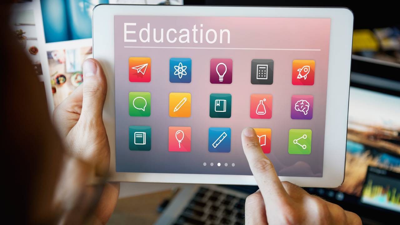 Piano MIM 2026-2028, via libera a portale unico, supplenze digitali e IA nelle scuole