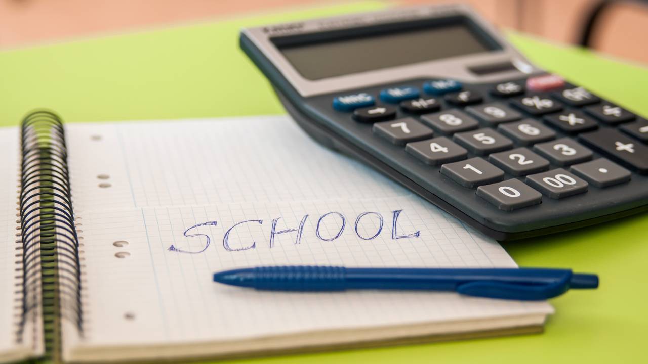 Caro scuola 2026, budget fino a 1.478 euro per studente: corredo +2,3%, libri +1,6%