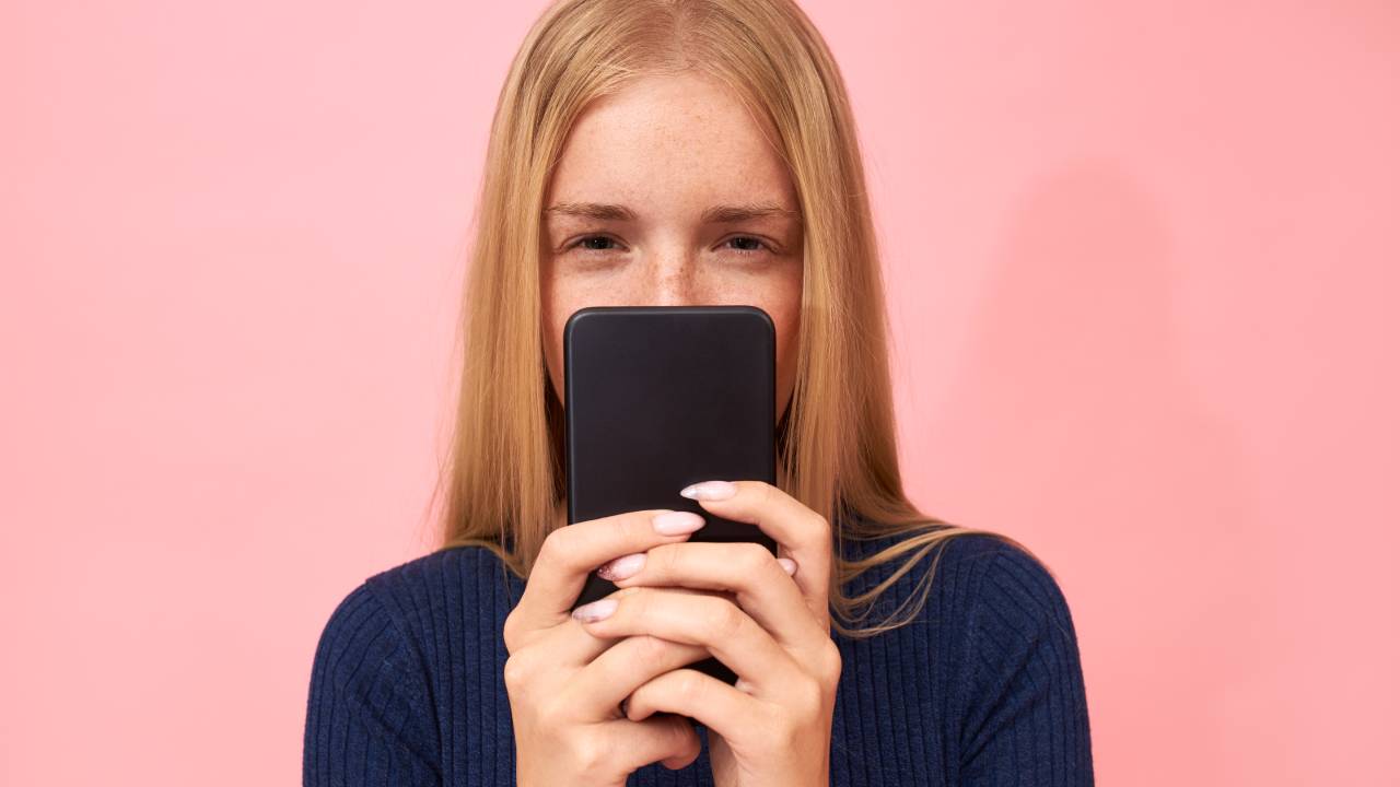Francia, lo smartphone vietato nei licei da settembre: Macron promulga la legge nonostante i dubbi costituzionali