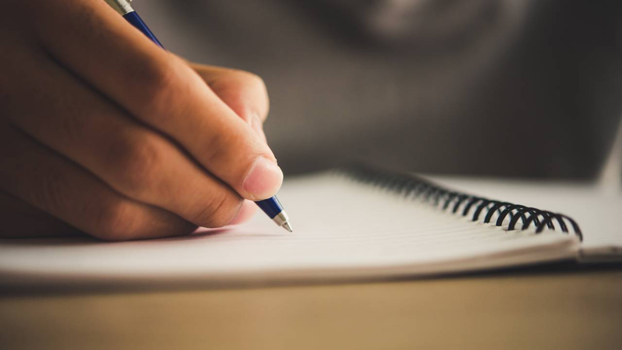Scrittura manuale e tastiera: cosa dice la ricerca neuroscientifica sull'apprendimento