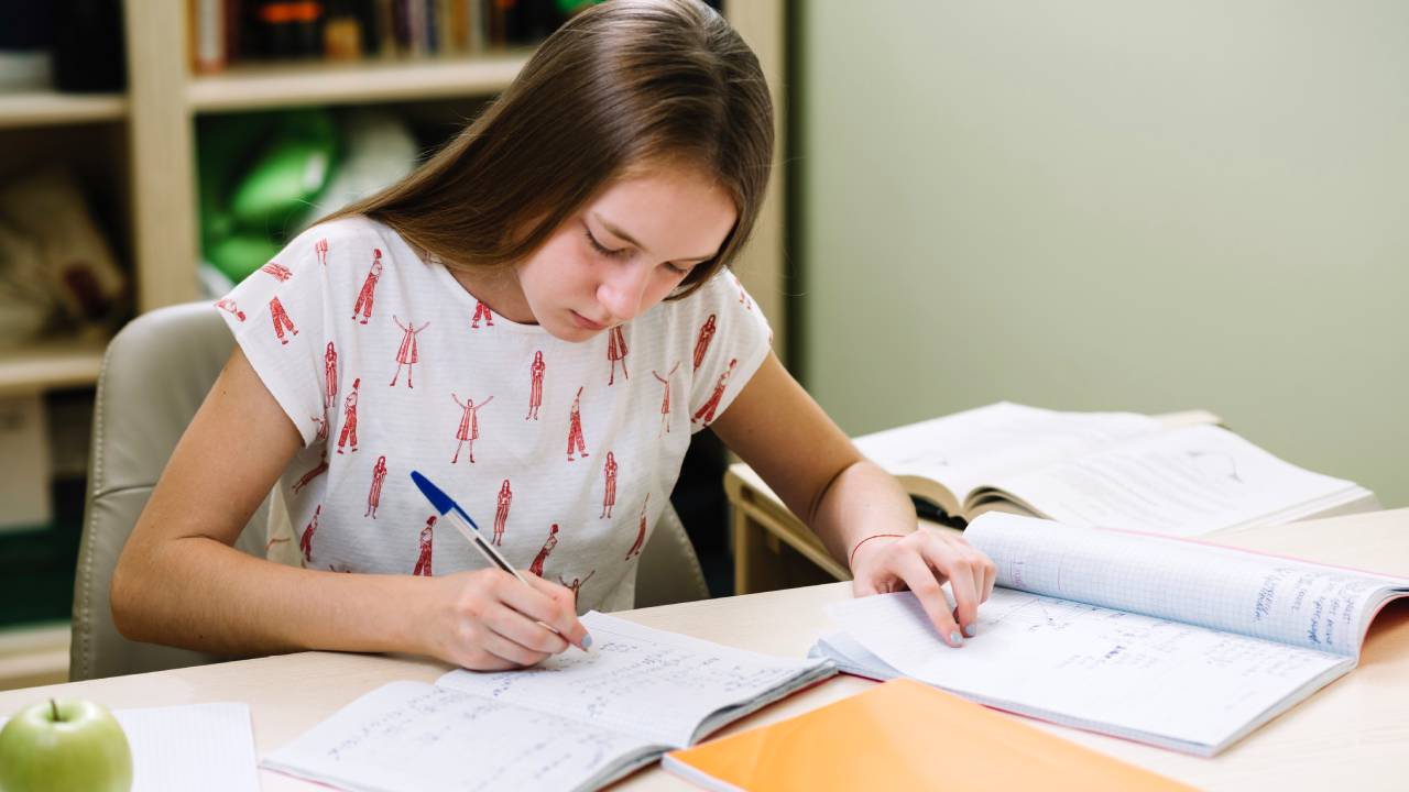 Scuola 2026/2027, riforma completa: IA nei licei, storia e geografia separate, latino alle medie