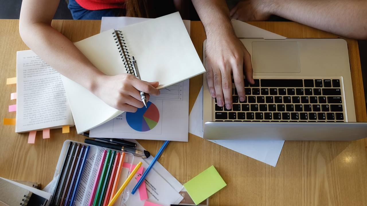 Scuola 2026/27, smartphone vietati ma didattica sempre più digitale: le novità di Unica