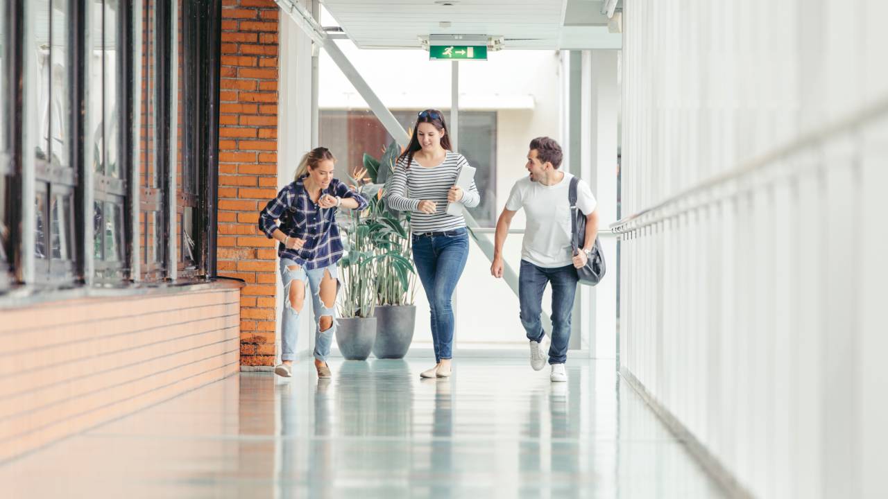 Sospensioni e condotta a scuola: le nuove regole con attività educative obbligatorie