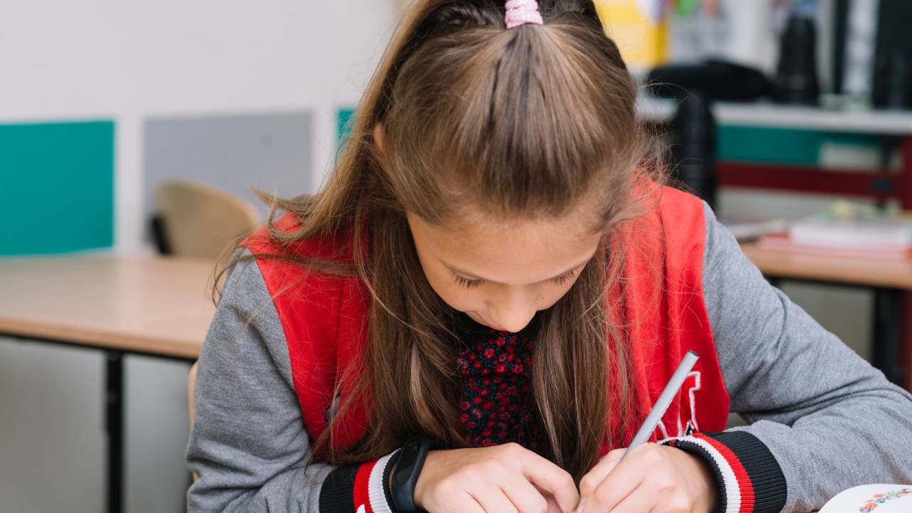 Compiti a scuola, la nuova nota di Valditara: obbligo di assegnazione entro fine lezioni su diario cartaceo