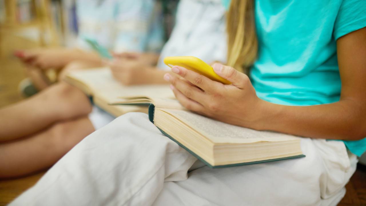Il 94% degli studenti usa l'IA a scuola: indagine INDIRE rivela il paradosso della fiducia