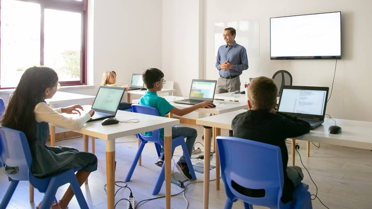 Scuola, decreto legge in arrivo: tetto 30% alunni stranieri, italiano obbligatorio e digitalizzazione