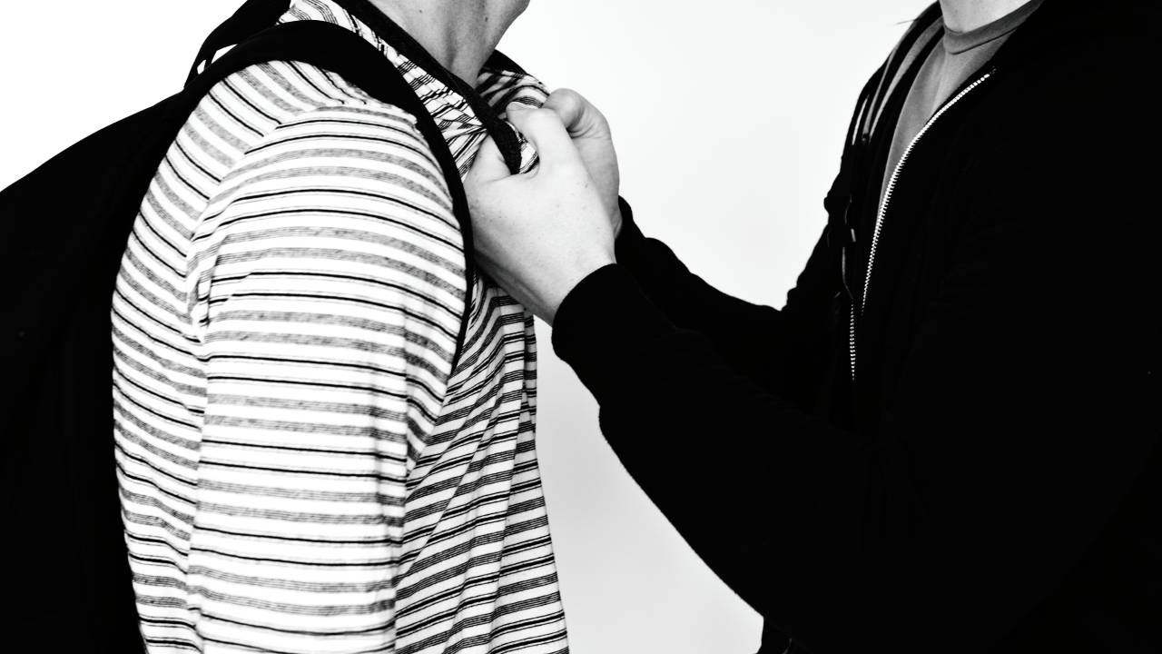 Bullismo a Pavia, sette minorenni denunciati: lo studente perseguitato anche dopo il cambio di scuola