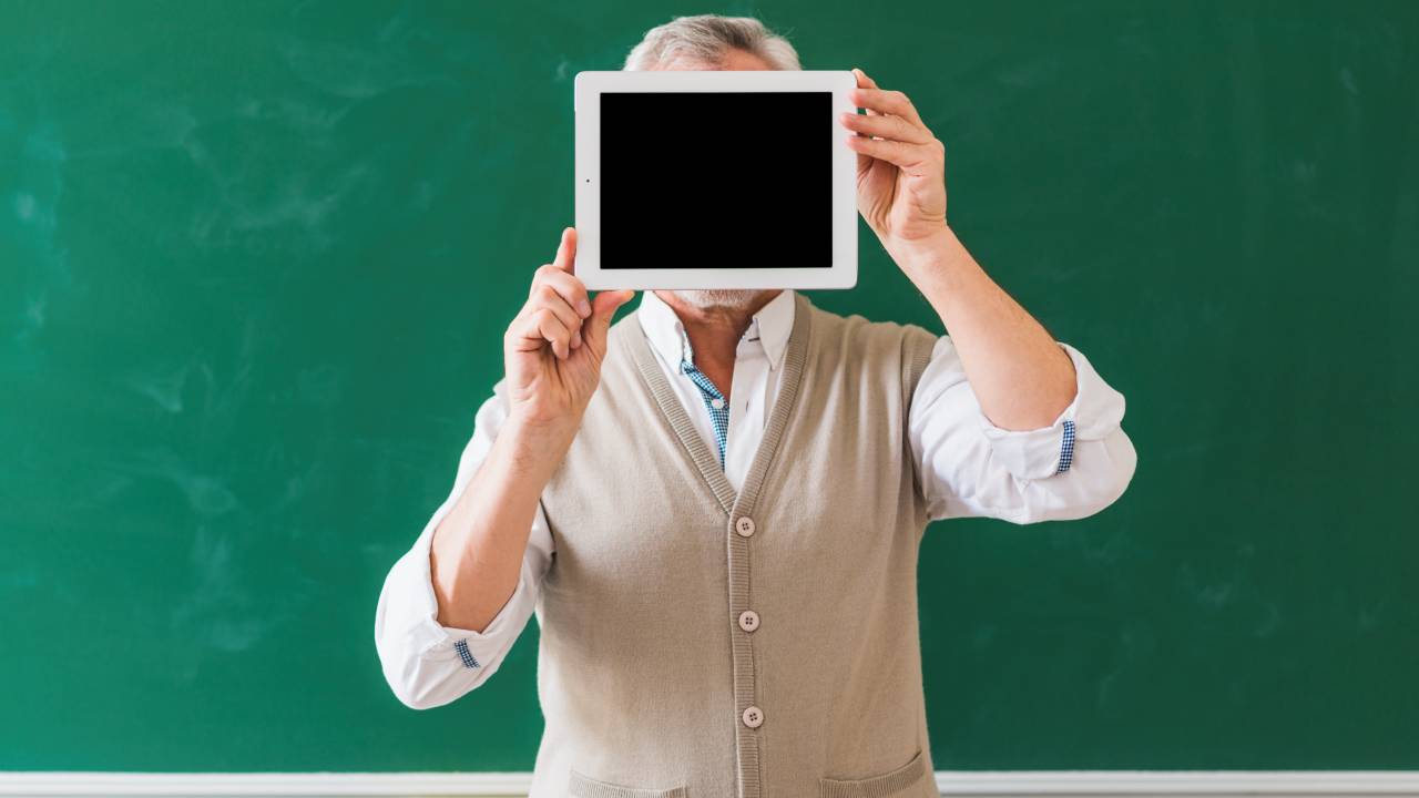 IA nelle scuole italiane: i docenti usano più la tecnologia, ma con maggiore cautela