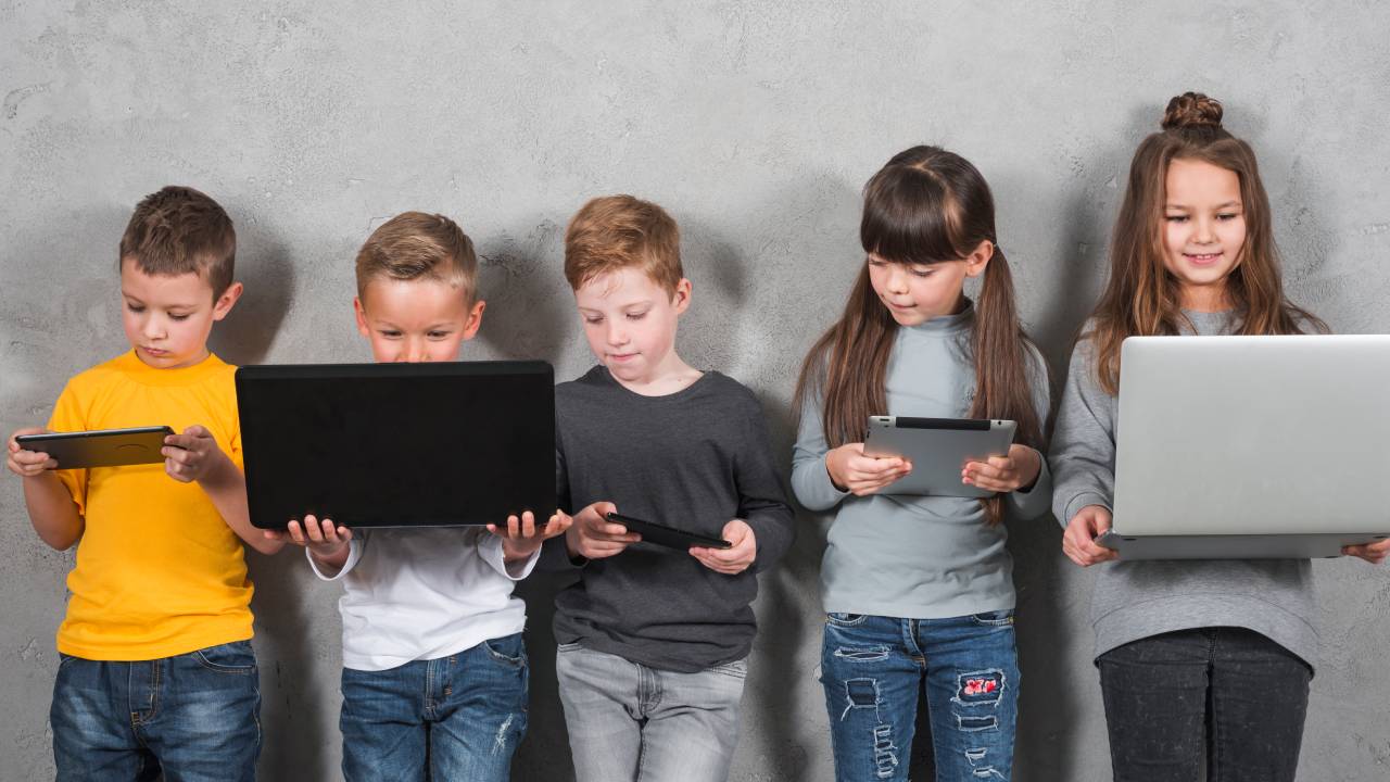 Intelligenza artificiale a scuola, dal 23 ottobre operativo il nuovo decreto: cosa cambia per docenti e studenti