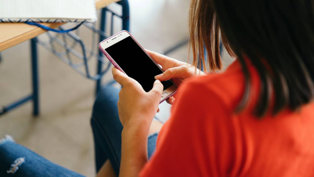 Niscemi, protesta di 200 studenti contro il divieto di smartphone e consegne a scuola