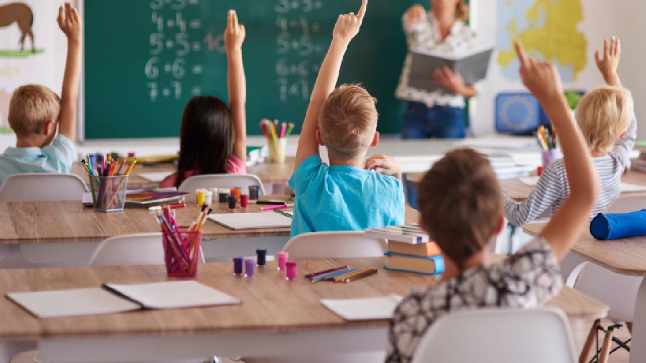 Scuola, tetto del 30% agli alunni stranieri: nuove regole per le classi dal 2027