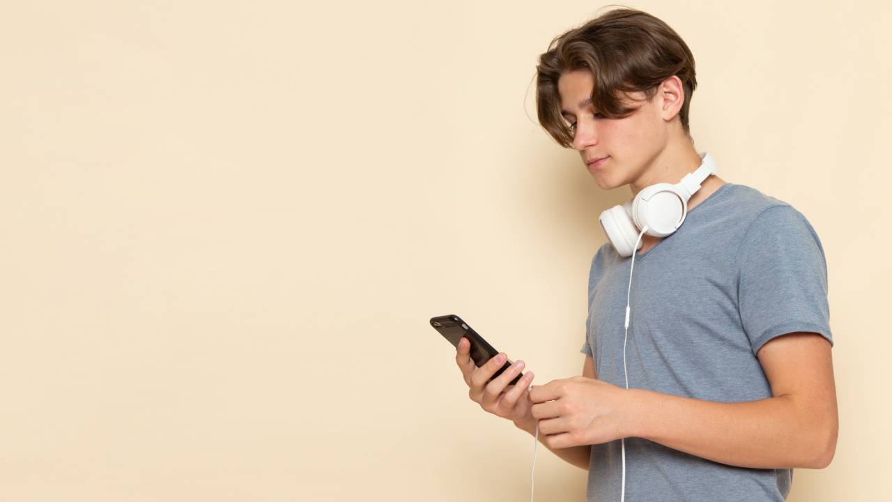 Smartphone al 90,7% in seconda media: i dati INAPP su social, benessere e rendimento scolastico