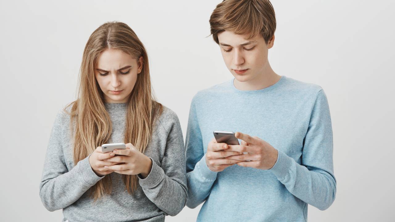Usare i social media troppo presto riduce i voti: lo studio su 5mila studenti italiani