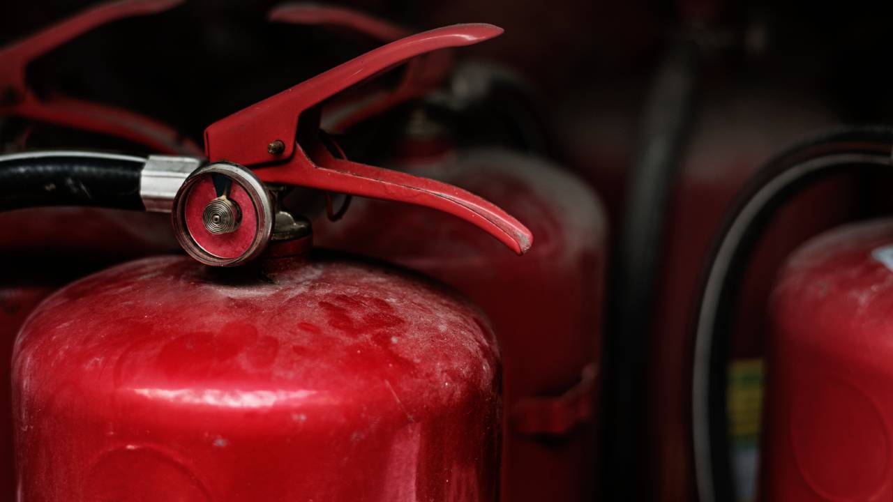 Vigili del fuoco in classe: il nuovo protocollo MIM porta la prevenzione antincendio nelle scuole