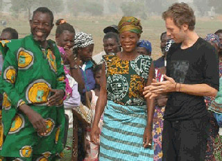 Chris Martin in uno dei suoi viaggi umanitari in Africa