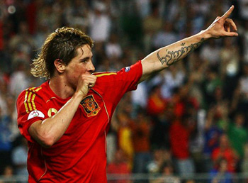 Fernando Torres esulta dopo il gol che ha steso la Germania