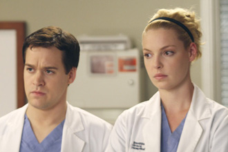 T.R. Knight e Katherine Heigl in una scena tratta da Grey's Anatomy