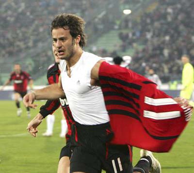 Gilardino esulta dopo la rete all'Udinese